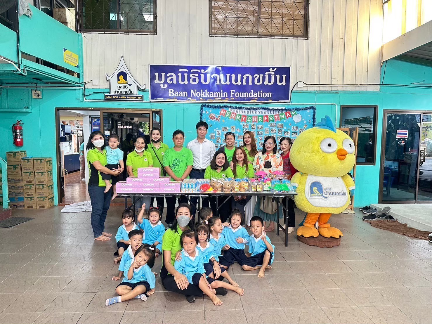 ร่วมบริจาคของเล่น และนำขนม อาหาร ไปให้เด็กๆ มูลนิธิบ้านนกขมิ้น